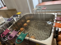 Vajíčko vložíte do košíčku, zapamatujete si jeho barvu, a vaříte "do skla" 7 minut, "naměkko" 8 minut, "natvrdo" 10minut.