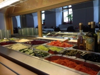 Samoobslužný salátový bar je pro vás připraven každý večer plný čerstvé zeleniny, salátů, oliv a balsamica
